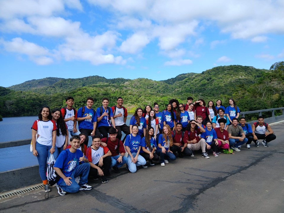 A floresta protegida em Cariacica que guarda uma represa histórica 6 Grupo de estudantes em atividade educativa na Reserva Biológica de Duas Bocas