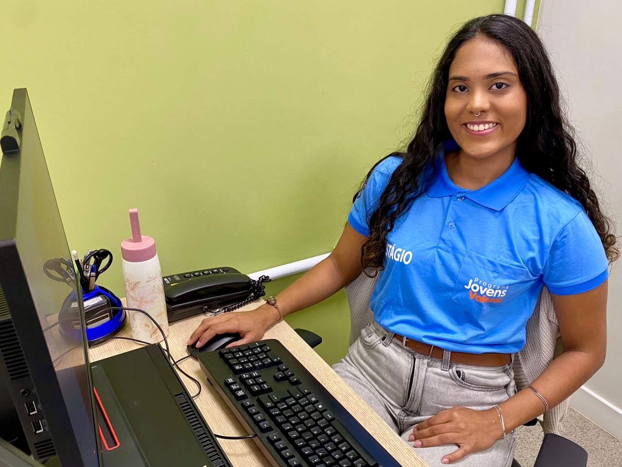 Foto para site_estagiária Jovens Valores