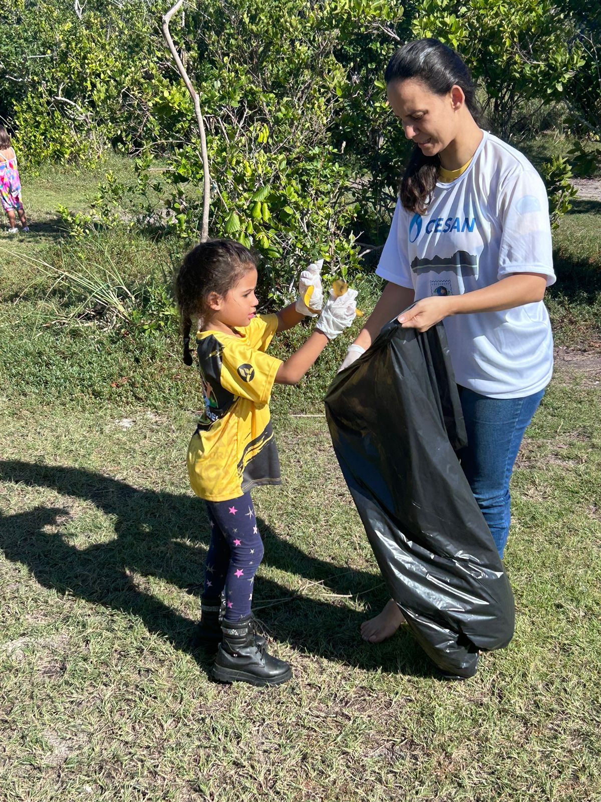 Mutirão de limpeza na Reserva Concha D’Ostra recolhe 300 quilos de resíduos