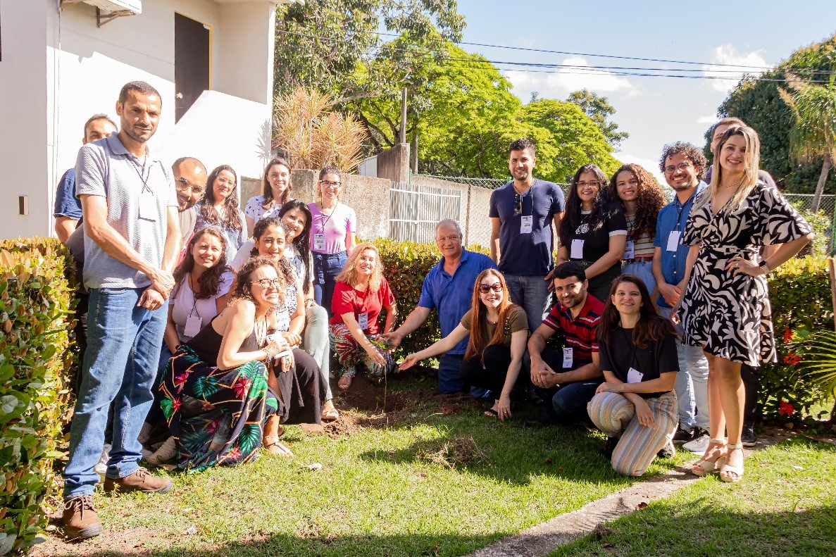 Plantio de muda de Pau-Brasil marca Formação em Educação Ambiental na Esesp